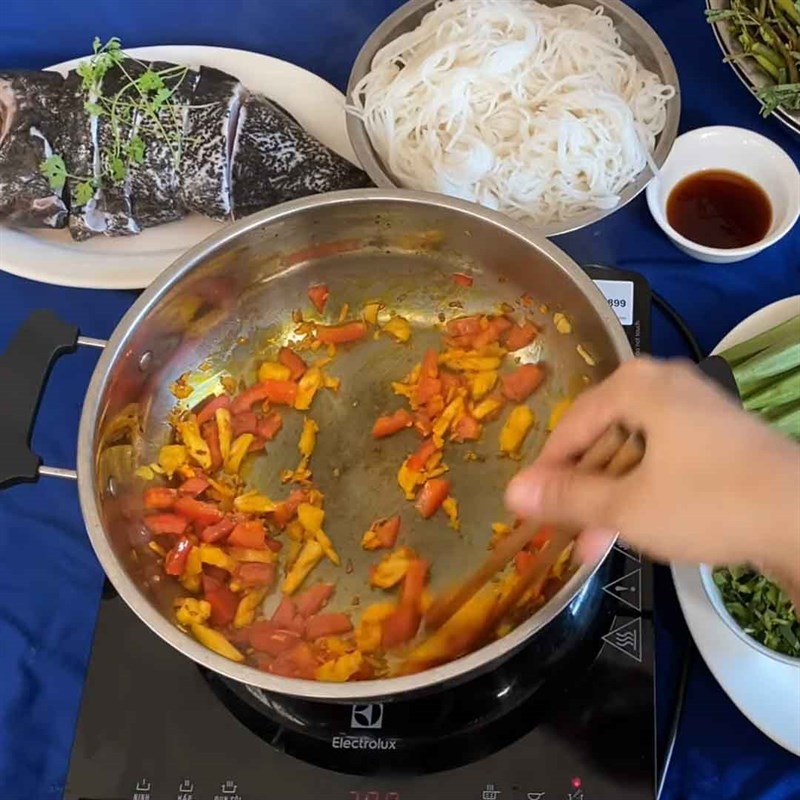 Xào thơm và cà chua tạo màu sắc đẹp mắt cho nước lẩu cá mú măng chua
