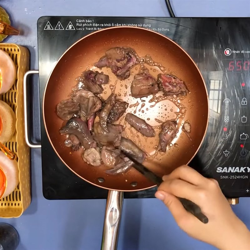 Thịt bồ câu đang xào trên chảo