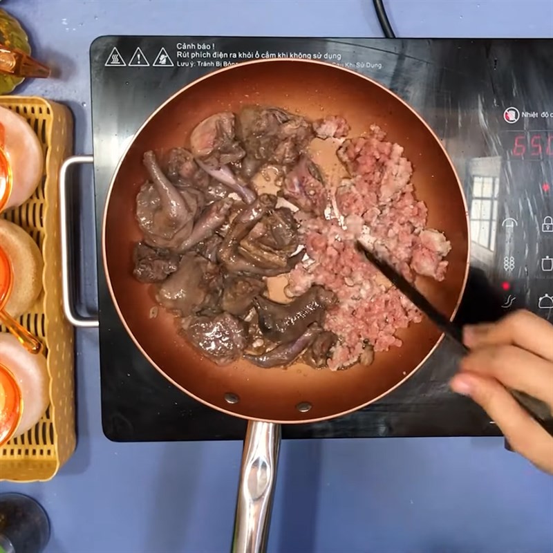 Thêm thịt băm vào xào cùng chim bồ câu