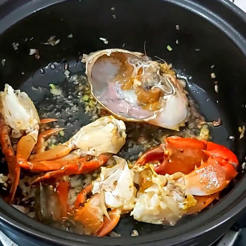 Xào cua biển nhanh chóng để thịt săn lại và chuyển màu đỏ đẹp mắt