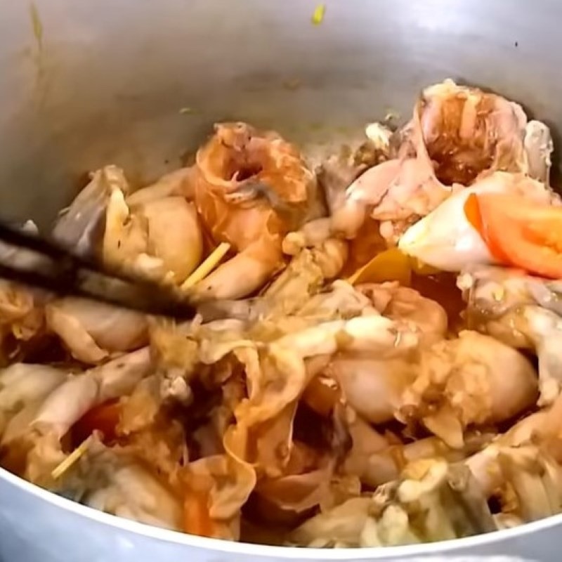 Cho ếch ướp sa tế vào