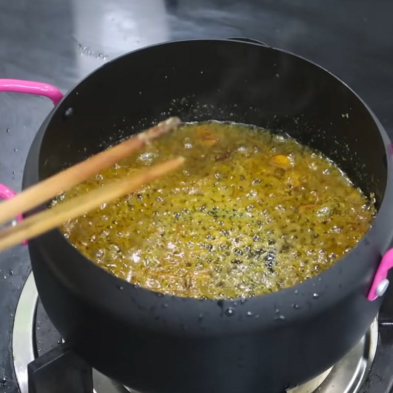 Xào gạch cua với hành tỏi phi để tạo màu và mùi thơm hấp dẫn
