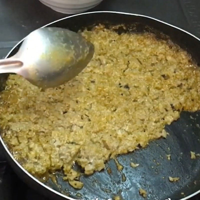 Hỗn hợp gạch và riêu cua đã được xào săn, thơm lừng và thấm đều gia vị