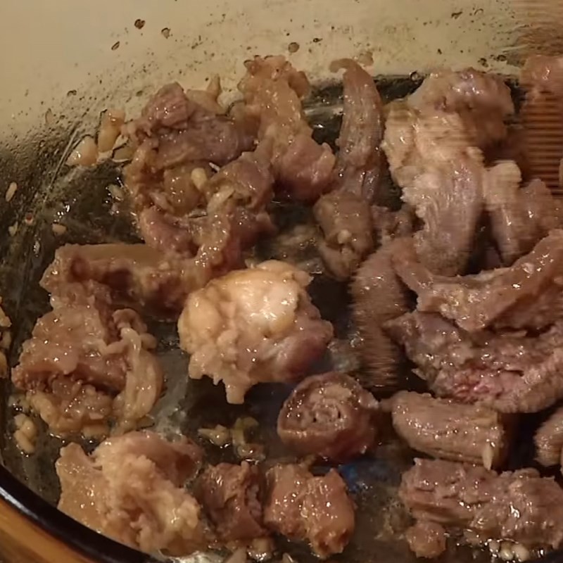Bước 2 Xào gân bò và các nguyên liệu khác Canh dưa chua gân bò