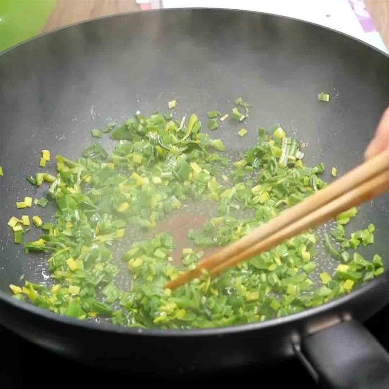 Xào hành boa rô và nấm các loại làm nhân cho xôi mặn chay