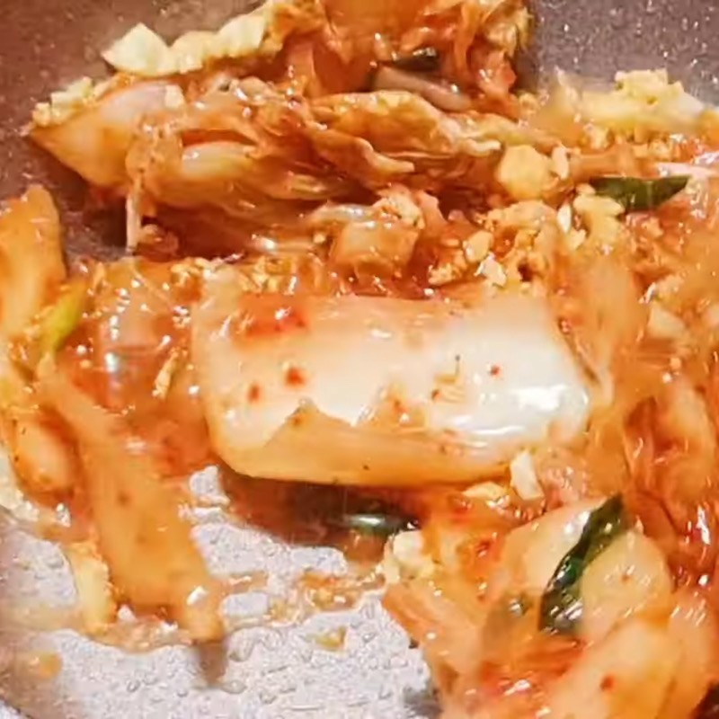 Xào kim chi trong nồi để tạo hương vị lẩu