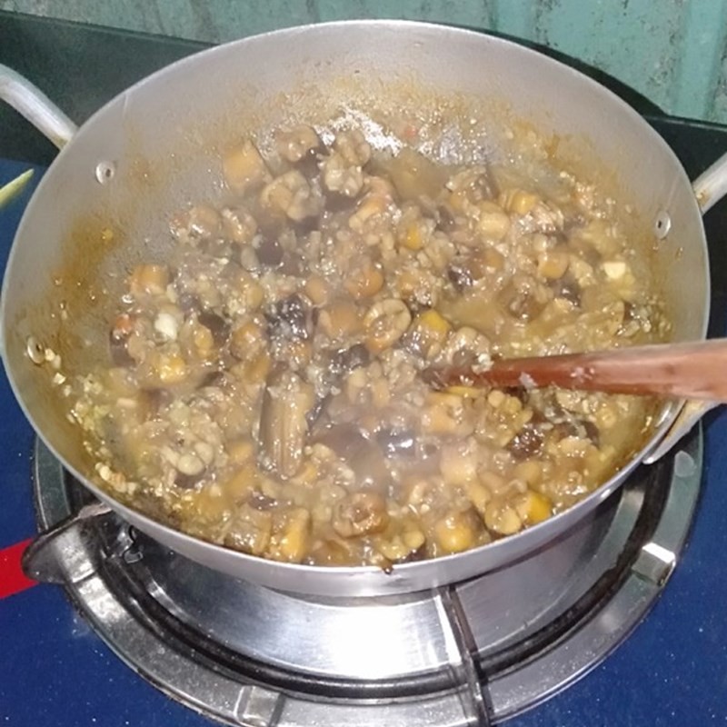 Xào lươn đến khi nước cạn và thịt lươn săn chắc, thấm vị
