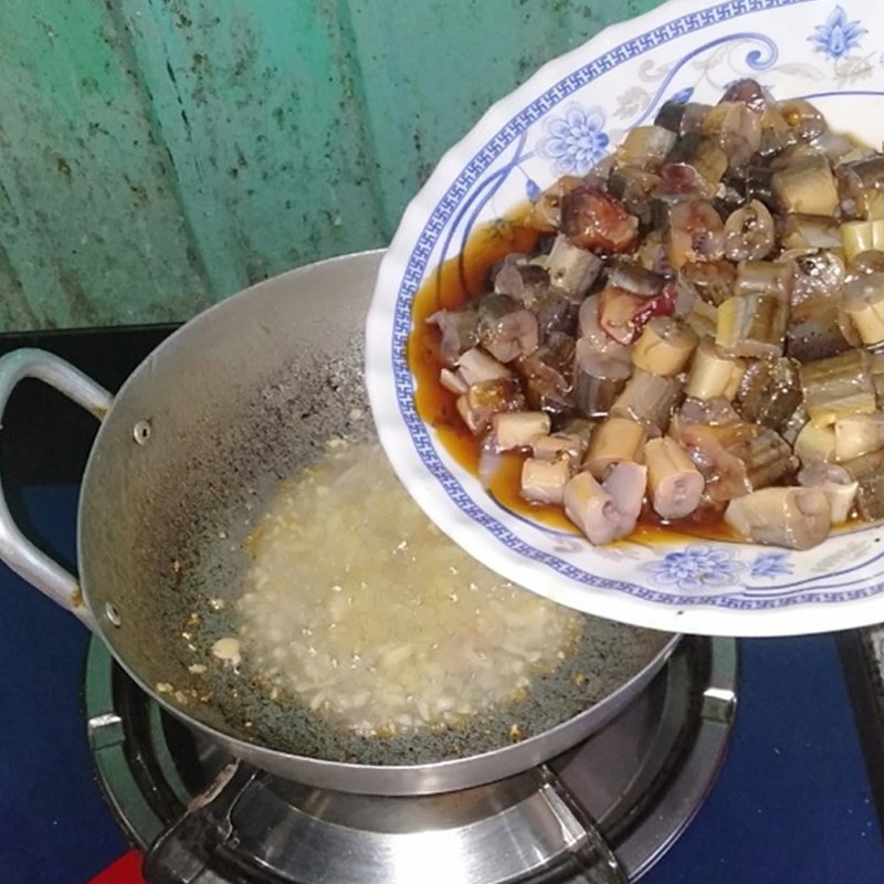 Phi thơm tỏi băm sau đó cho lươn đã ướp vào xào