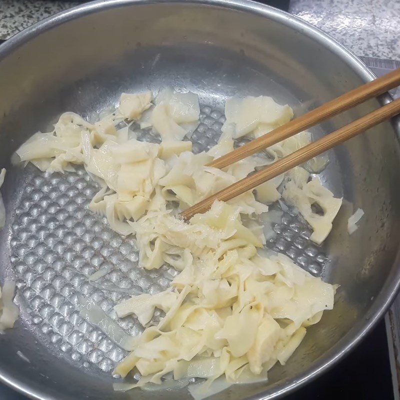 Nêm nếm gia vị vừa đủ vào măng chua khi xào, đảm bảo măng thấm vị, góp phần tạo nên một tô bún ngan ngon chuẩn vị