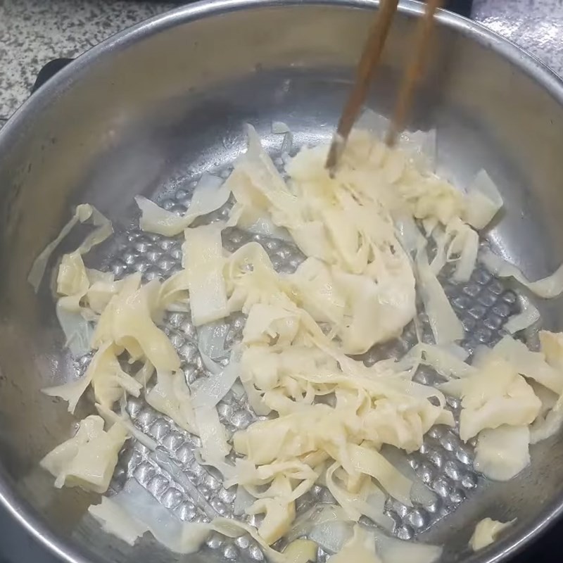 Măng chua đã xào săn và thơm lừng, sẵn sàng để cho vào nước dùng ngan