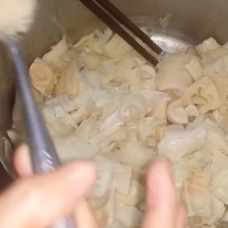 Thêm măng chua vào xào cùng hành phi, giúp măng thấm vị trước khi nấu canh vịt măng chua