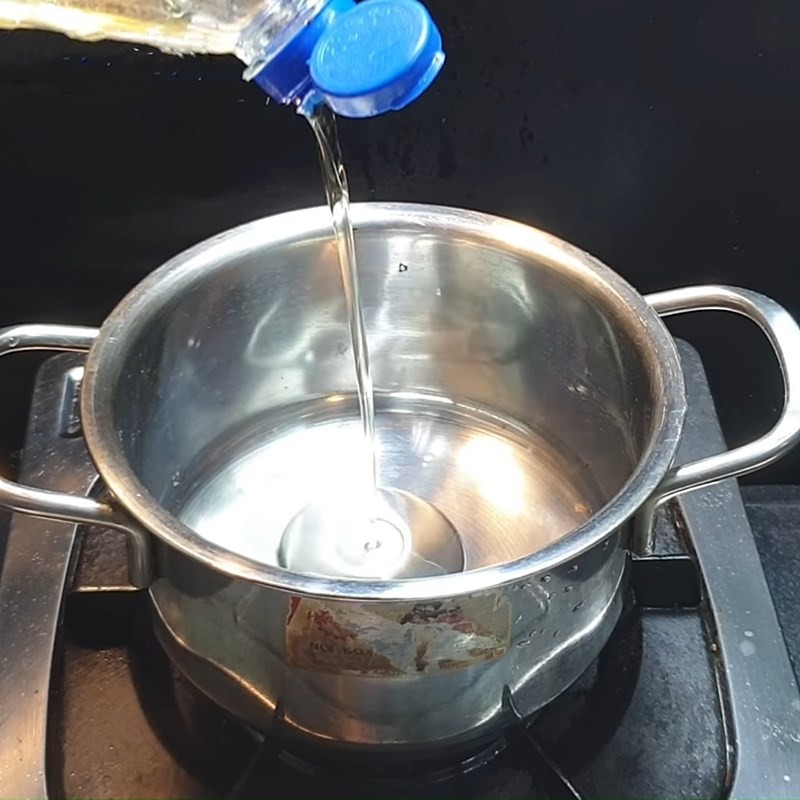 Hành lá và ớt băm được phi thơm trong dầu nóng