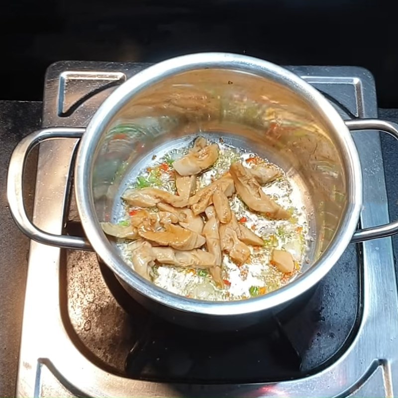Mì căn đã ngả màu vàng sau khi xào, sẵn sàng cho bước tiếp theo