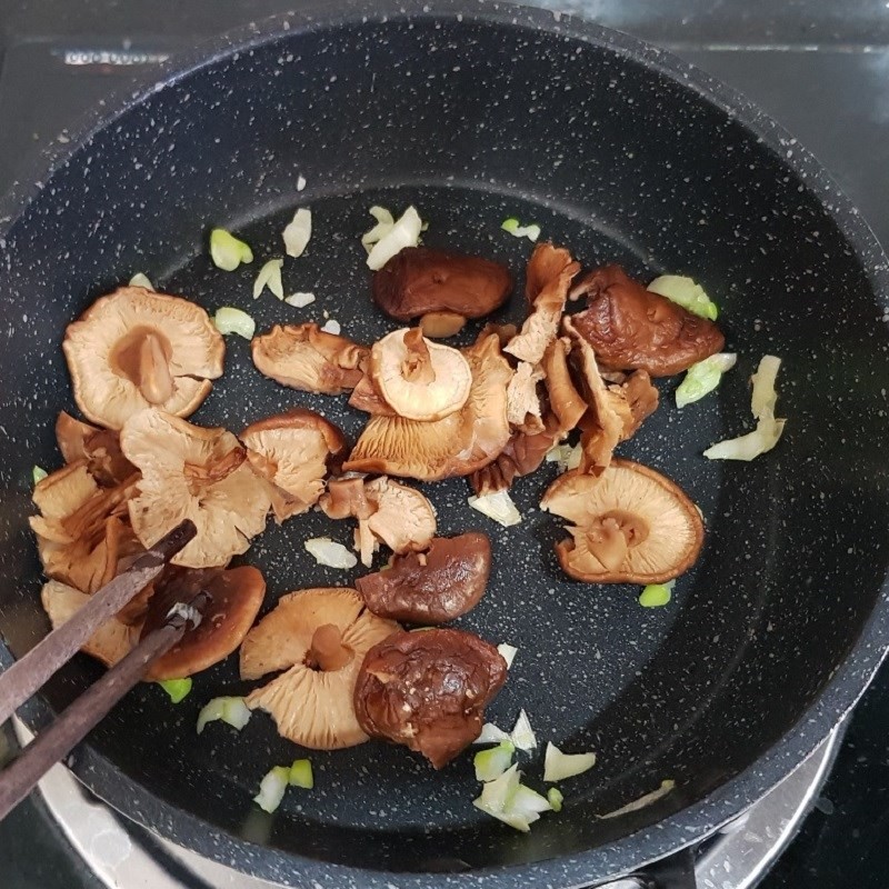 Xào nấm hương khô cho dậy mùi thơm chuẩn bị cho món canh khoai sọ chay