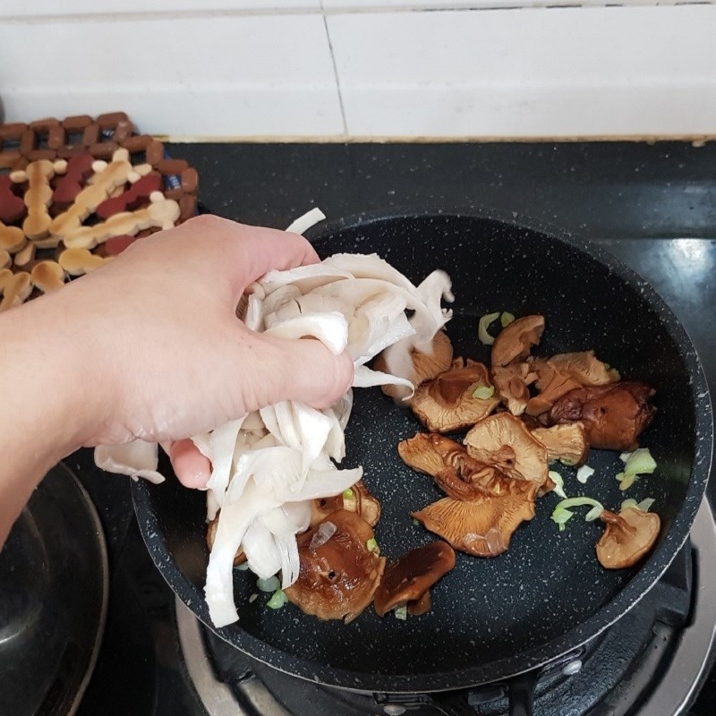 Kết hợp nấm bào ngư và nấm hương xào đều với gia vị cho canh khoai sọ chay