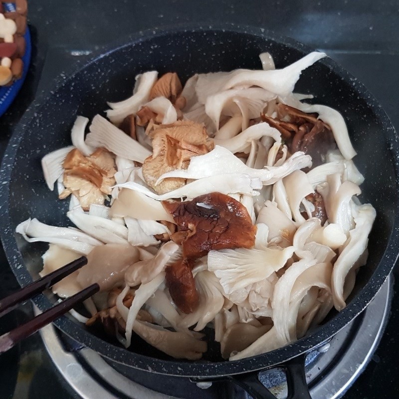 Nấm đã xào chín mềm, sẵn sàng cho vào nồi canh khoai sọ chay
