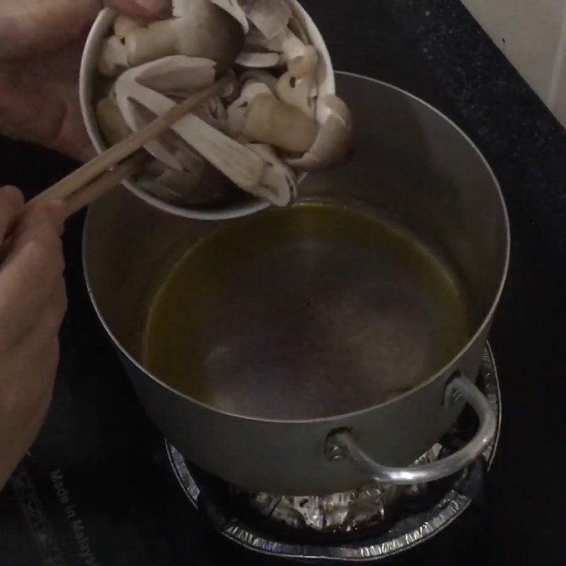 Xào nấm rơm để tăng hương vị cho nước dùng canh bí đao ngon