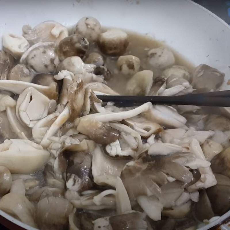 Xào nấm rơm cùng hành tỏi phi thơm trên chảo nóng