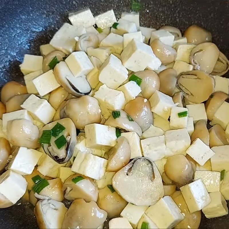 Xào đều cho gia vị thấm