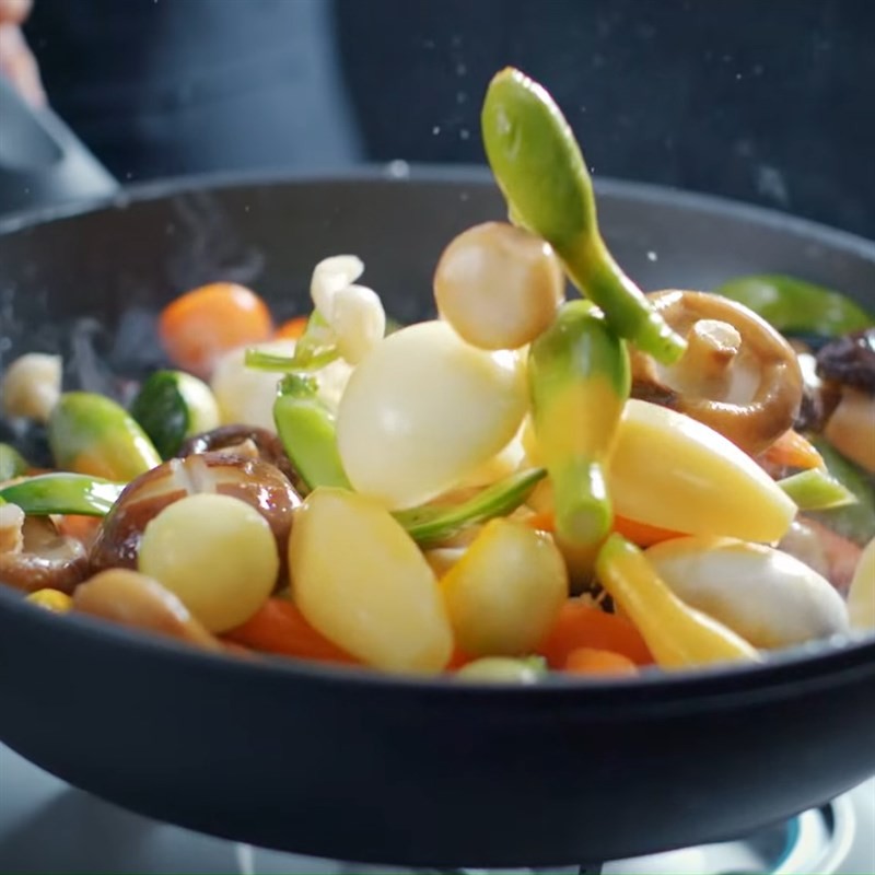 Thịt bò chay xào cùng rau củ thấm vị