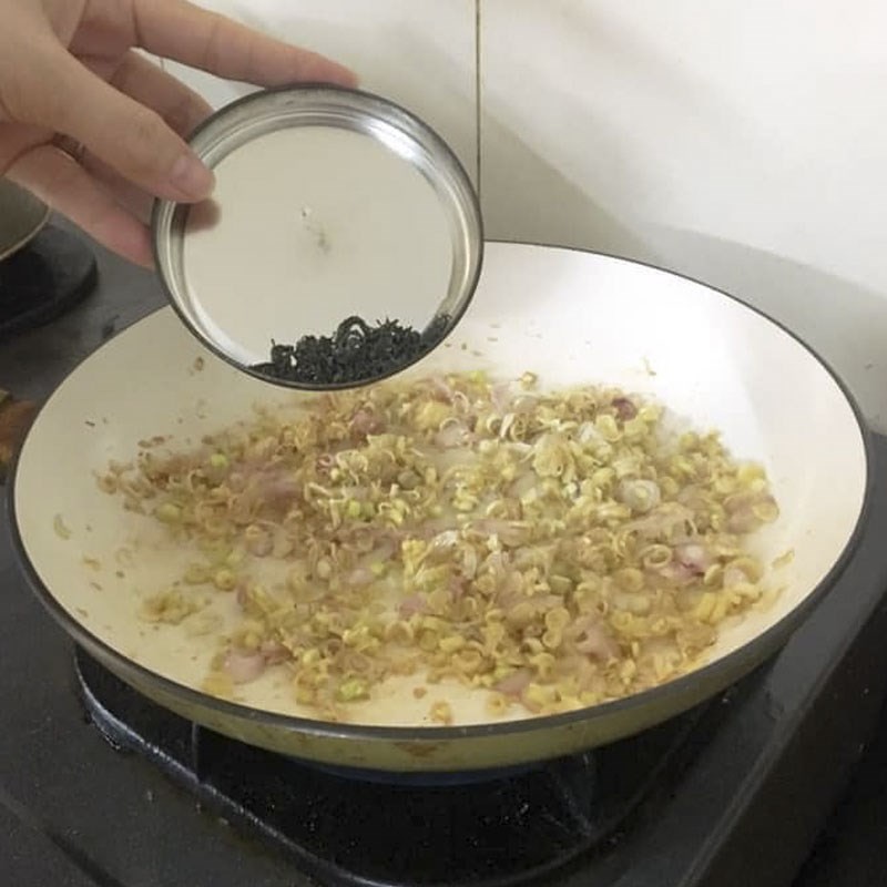 Nêm nếm gia vị vào chảo lươn xào, tạo nên hương vị đặc trưng cho cách nấu món xào ngon