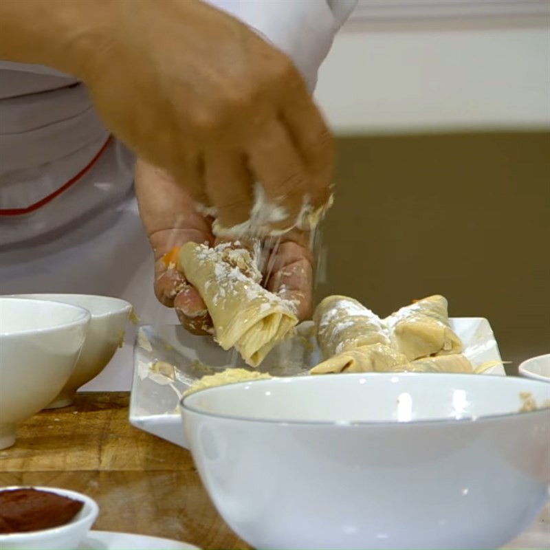Áo bột chiên xù cho đùi gà chay trước khi chiên