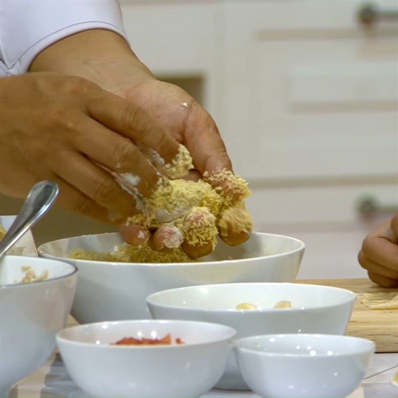 Tẩm bột và trứng cho đùi gà chay chuẩn bị chiên