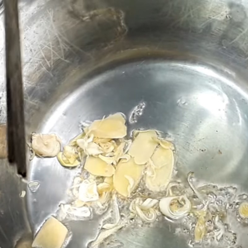 Xào thơm sả ớt hành tỏi cho món canh huyết heo nấu cay