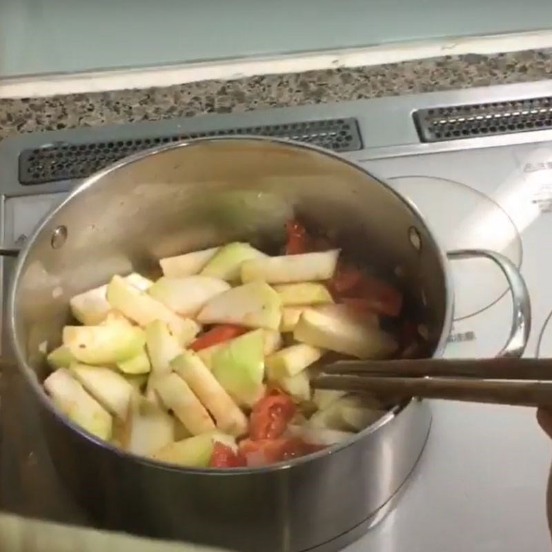Xào cà chua và su hào để ngấm gia vị trước khi nấu canh