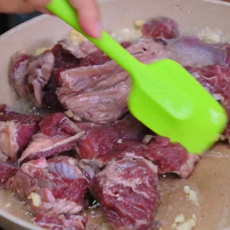 Bước 3 Xào thịt bò Bò sốt vang khoai tây cà rốt
