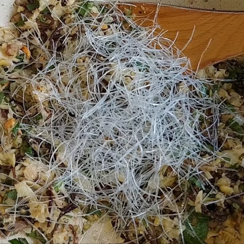 Trộn đậu xanh, đậu phộng, rau răm và miến vào nhân