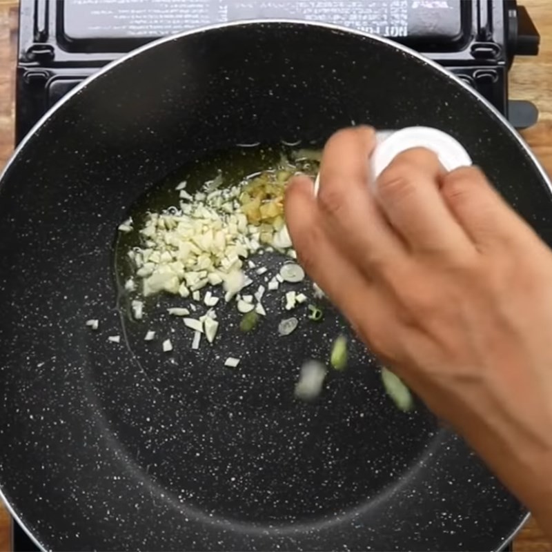 Cách nấu súp bắp cải: Rau củ được xào đều trên chảo