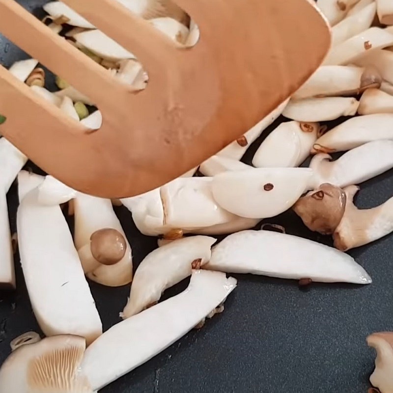Phi thơm hành boa rô trong chảo dầu nóng