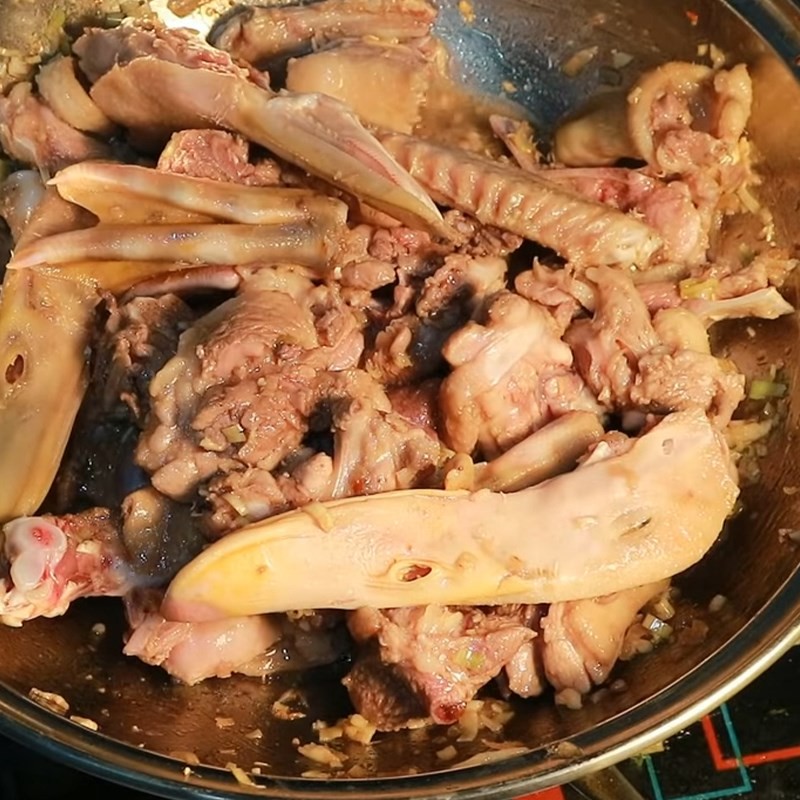 Thịt vịt sau khi xào săn, đảm bảo độ ngọt và chắc thịt cho món vịt om măng