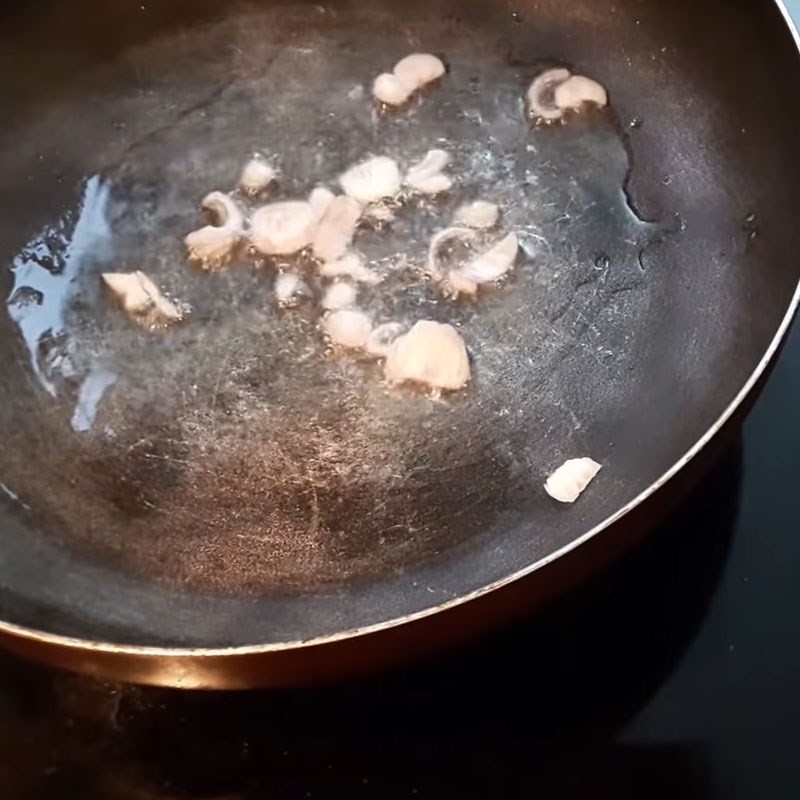 Phi hành tím thơm lừng trước khi xào cà chua cho canh đậu phụ cà chua