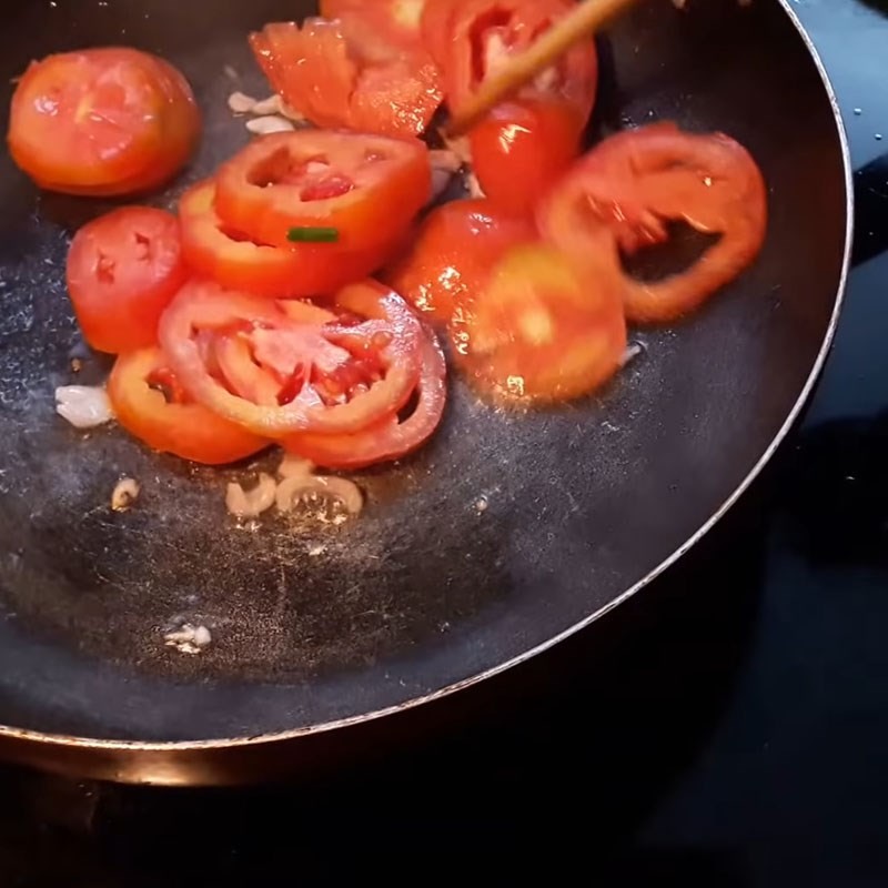 Xào cà chua tạo màu đẹp cho món canh đậu phụ cà chua trứng