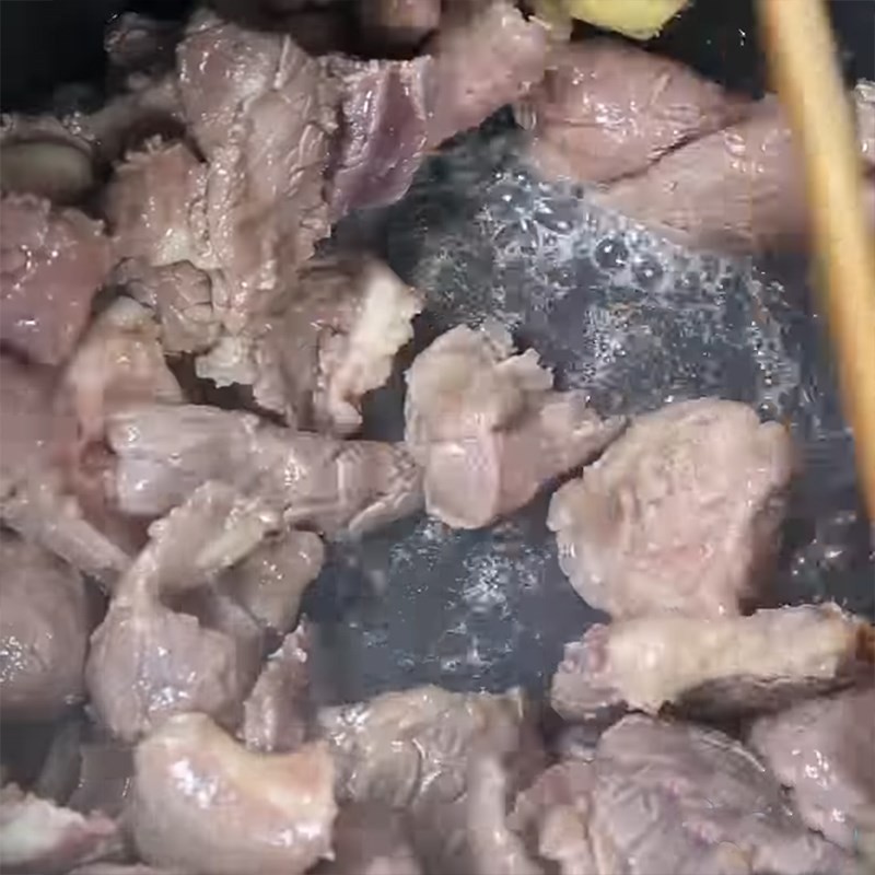 Hình ảnh gân bò đang được xào sơ cùng gừng thơm