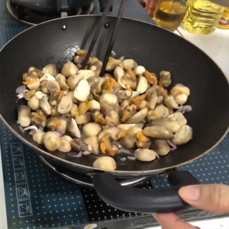 Xào sò lông và nấm rơm cho món cháo