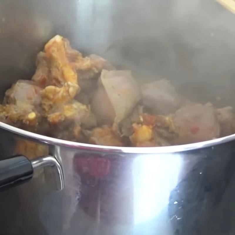 Thêm sốt cà chua vào xào cùng lưỡi bò, tạo màu và hương vị nền