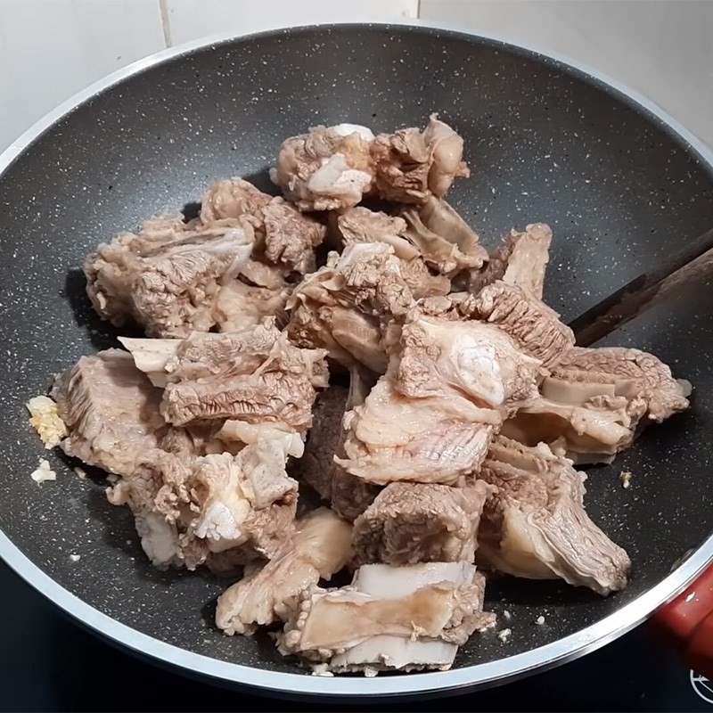 Xào sườn bò cùng gừng và tỏi, giúp thịt săn chắc và dậy mùi.