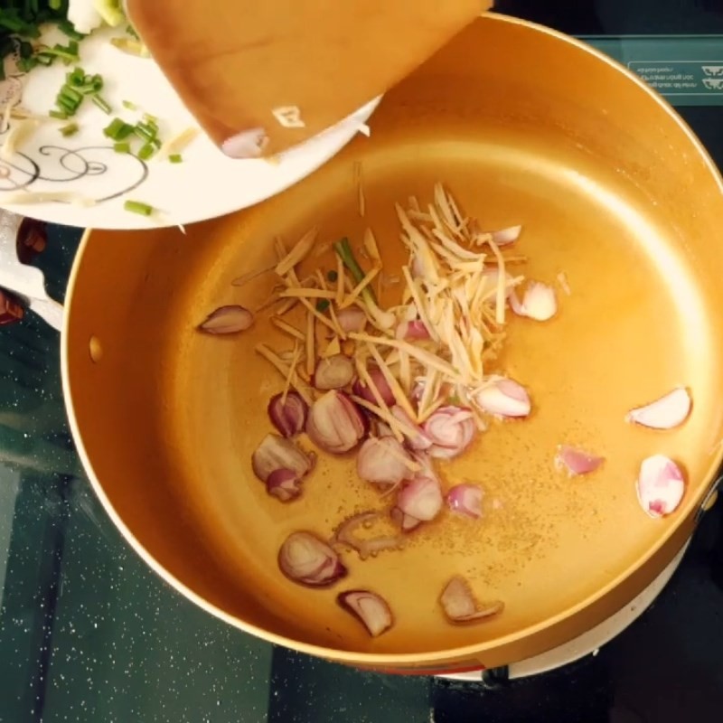 Cho sườn heo vào xào săn cùng hành gừng