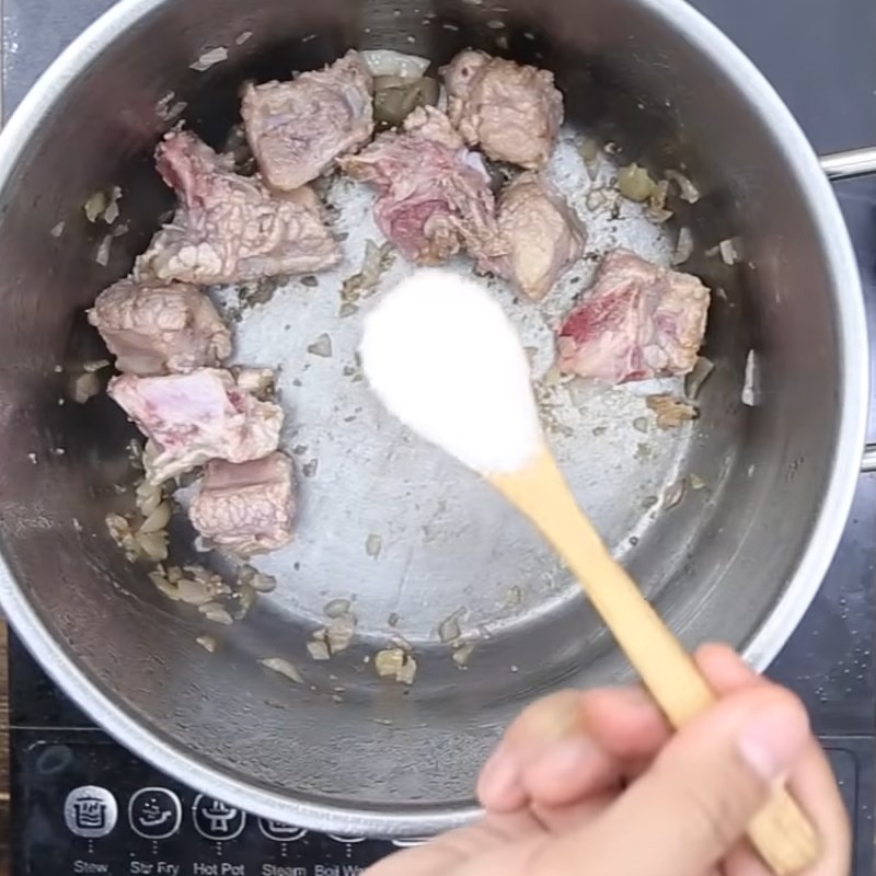 Xào sườn heo trên bếp để thịt săn chắc và thấm gia vị