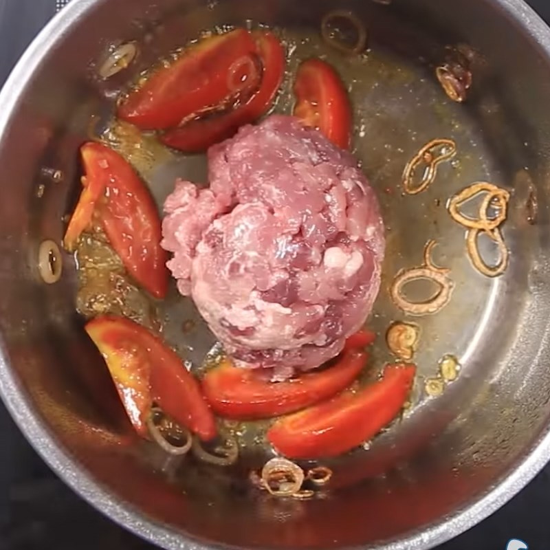 Thịt băm săn lại khi xào cùng gia vị trong canh sấu
