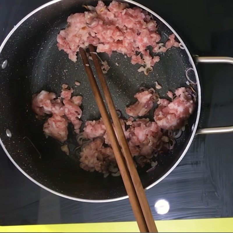 Xào thịt băm đến khi chín tới để chuẩn bị nấu canh sấu