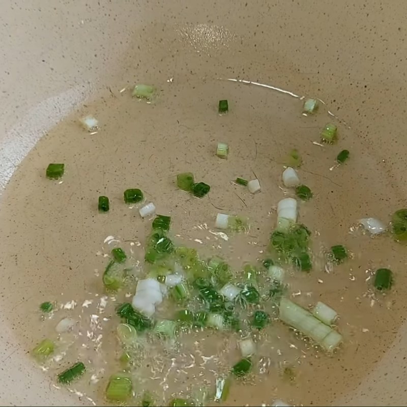 Thịt bằm chay đã ngâm mềm được xào cùng hành phi và các gia vị trong chảo, đảo đều tay trên lửa lớn