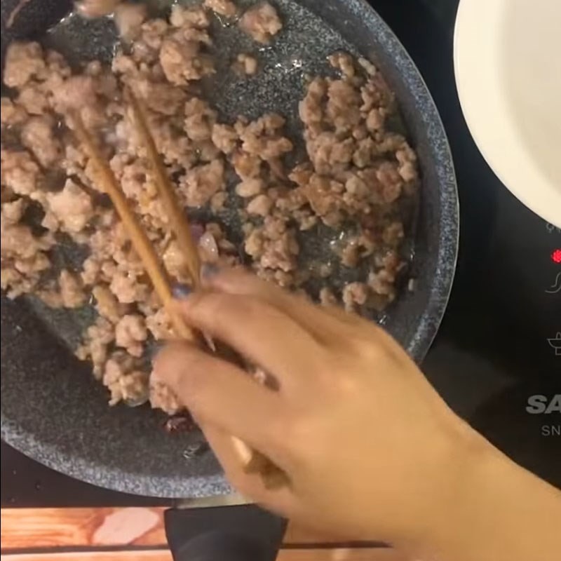Xào thịt heo băm trên lửa lớn cho săn lại và thấm gia vị, dùng làm cháo hàu đậu xanh