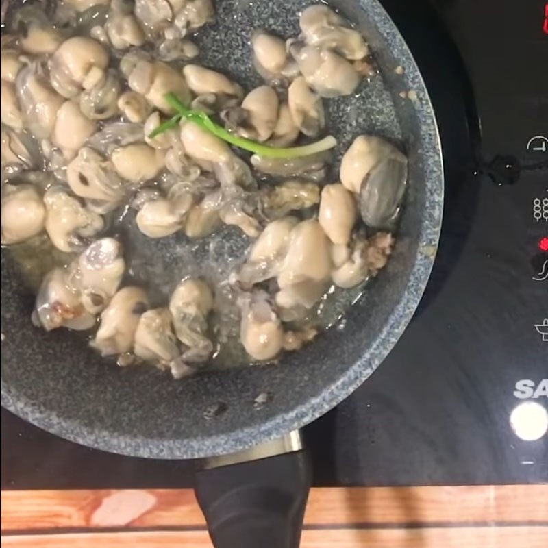 Hàu đã xào vừa chín tới, thơm lừng sẵn sàng cho vào nồi cháo hàu đậu xanh thịt băm