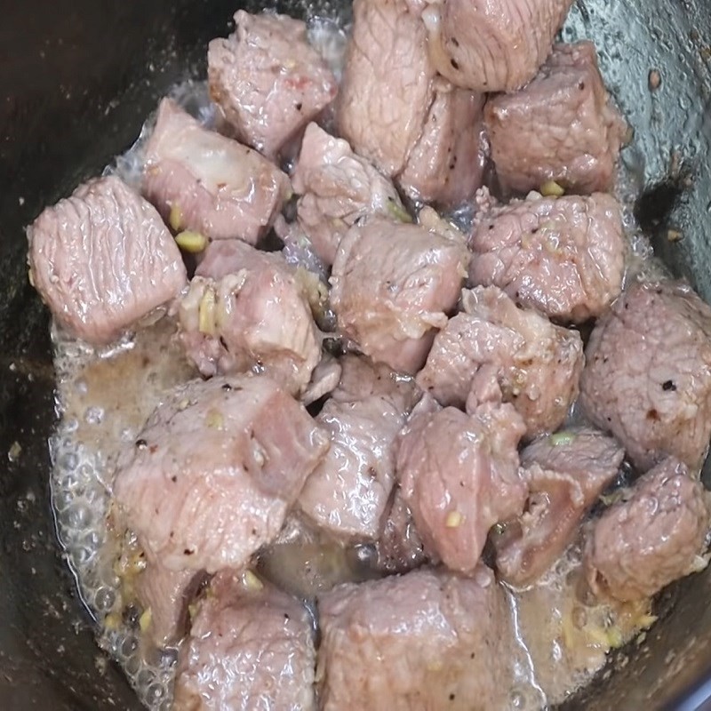 Xào thịt bò săn lại trong nồi trước khi nấu canh thịt bò khoai tây