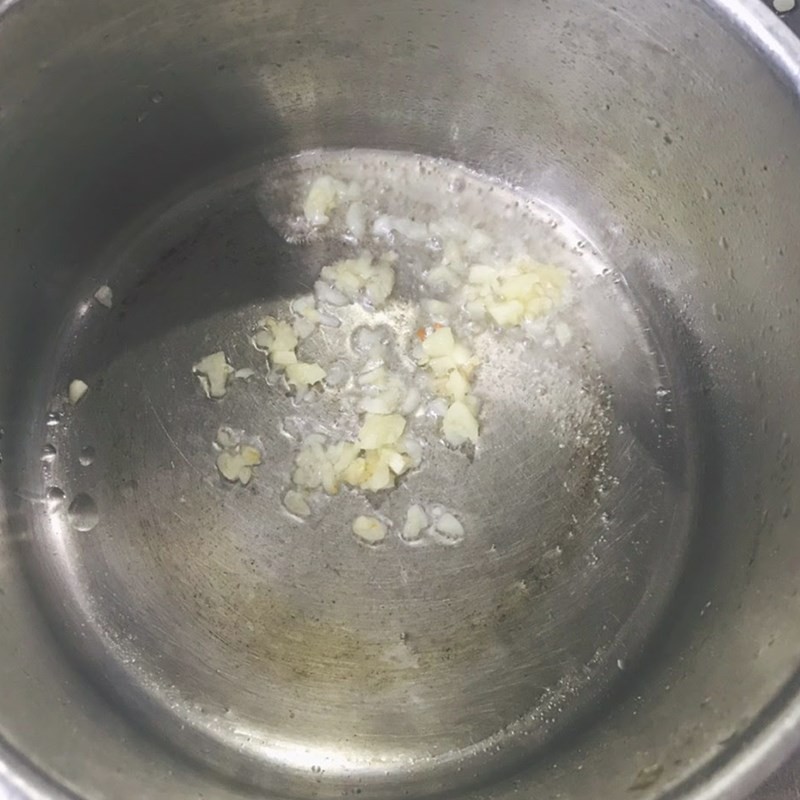 Phi tỏi thơm lừng, bước đầu tiên để xào thịt bò cho canh dưa chua