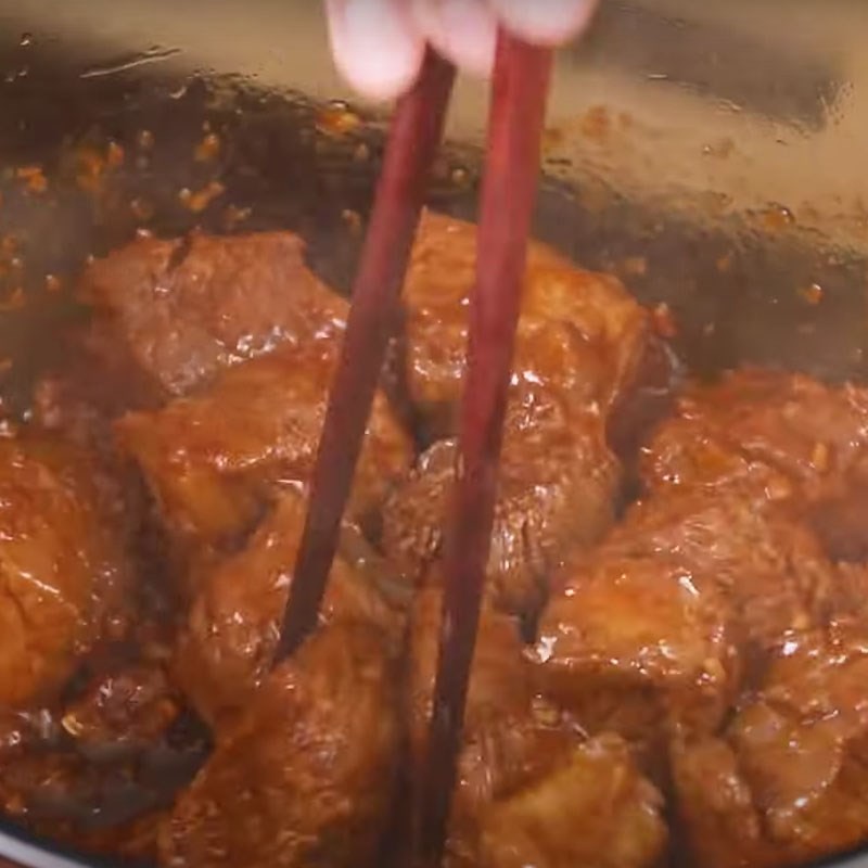 Thịt bò được xào săn trên chảo